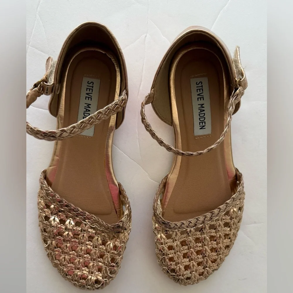 Steve Madden Girl’s Gold Woven Flats Sandals size 4